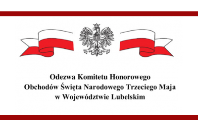 Białe tłom na górze i na dole ciemnoczerwone paski, pomiędzy nimi fragment szarfy biało czerwonej, na szarfie z białym tłem godło Rzzeczpospolitej Polskiej, poniżej napis Odezwa Komitetu Honorowego Obchodów Święta Narodowego Trzeciego Maja w Województwie Lubelskim