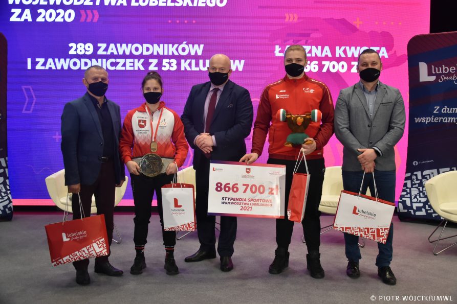 na zdjęciu od lewej Dariusz Kucharski trener MKS Cement-Gryf Chełm, Wiktoria Kamela zapaśniczka chełmskiego klubu, Marszałek Województwa Lubelskiego, Szymon Trytek zawodnik podnoszący ciężary, Andrzej Gaweł trener KS Agros Zamość