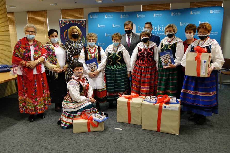 Finalistki Konkursów Wielkanocnych z Członkiem Zarządu Województwa Lubelskiego Panem Zdzisławem Szwedem.
