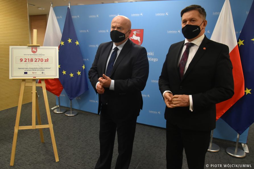 NA zdjęciu od lewej marszałek Jarosław Stawiarski i cżłonek zarządu Zdzisław Szwed. Po lewej stronie na sztaludze, stoi symboliczny czek z wypisaną łączną kwotą dofinansowania