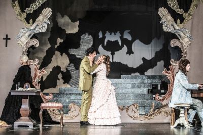 scena ze spektaklu. Mężczyzna i kobieta w uścisku