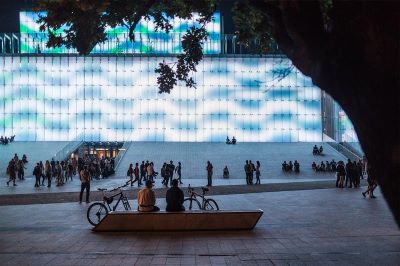 Oświetlony front budynku Centrum Spotkania Kultur