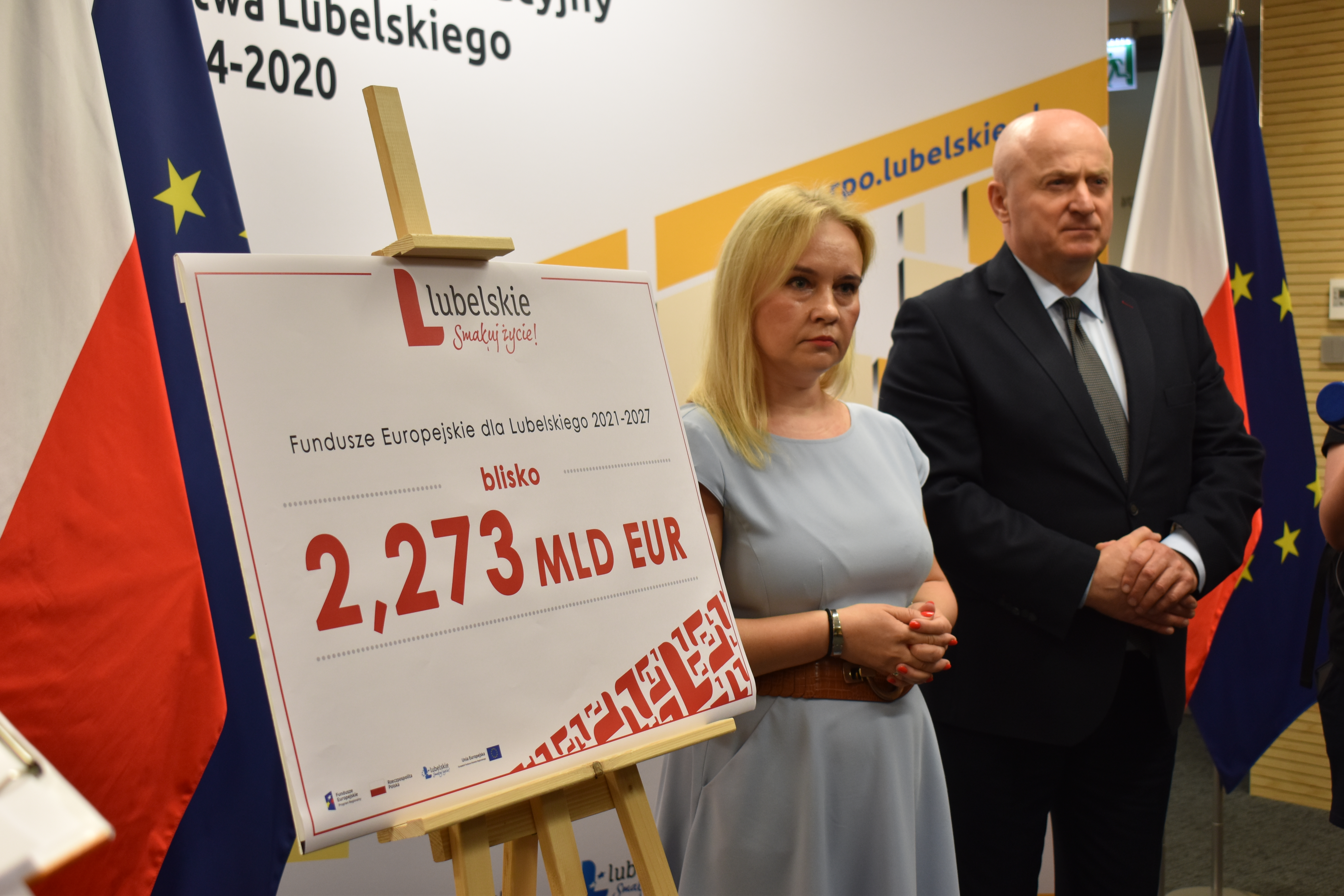 Na zdjęciu znajduje się Marszałek WL Jarosław Stawiarski Dyrektor Departamentu Zarządzania Regionalnym Programem Operacyjnym Anna Brzyska. Na zdjęciu są także dziennikarze oraz plansza z kwotą aloklacji.