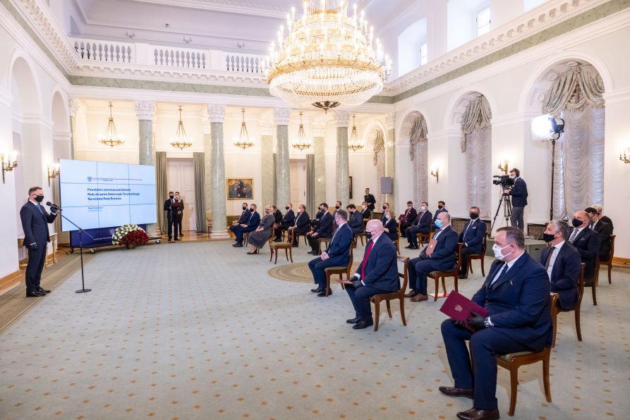Widok na salę kolumnową w pałacu prezydenckim. z prawej widać siedzących nominowanych do rady ds. samorzadu terytorialnego. z lewej przy mikrofonie stoi prezydent RP. Foto Jakub Szymczuk/KPRP