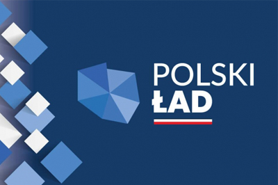 Grafika na ciemnoniebieskim tle, z lewej strony formy geometryczne (romby) w odcieniach błekitu i bieli. Po środku geometryczny kontur Polski. Obok Napis w dwóch wersach, białą czcionką "Polski Ład".