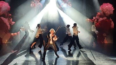 skrzypek na tle tańczących