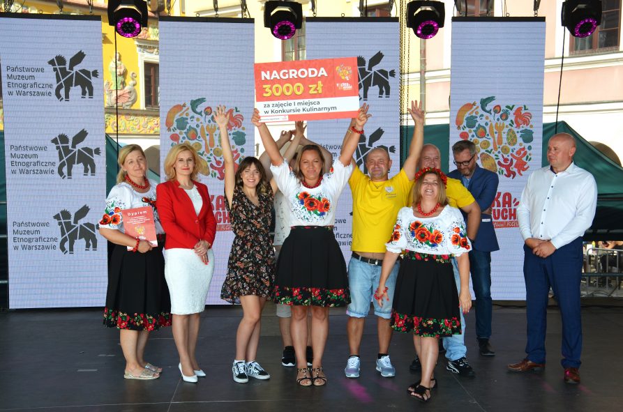 zdjęcie przedstawia laureatów jednego z konkursów Festiwalu Polska od Kuchni oraz Dyrektor Departamentu Rolnictwa i Rozwoju Obszarów Wiejskich Ewę Szałachwiej