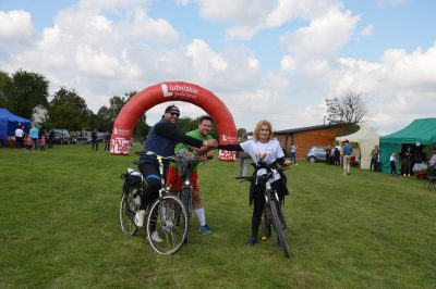 Uczestnicy rajdu na rowerach przed brama startową