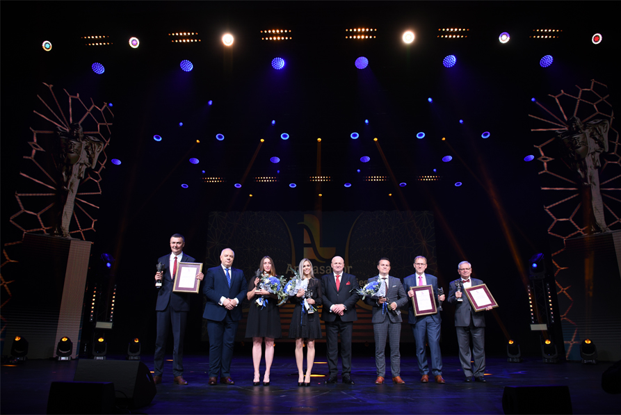 Na scenie w jednym rzędzie stoją tegoroczni laureaci tytułu honorowego Ambasador Województwa Lubelskiego. Razem z nimi stoją wicepremier Jacek Sasin i Marszałek Jarosław Stawiarski