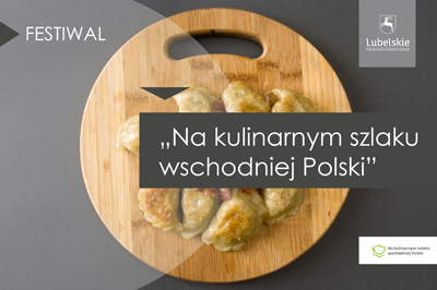 Szare tło, na drewnianej desce leżą usmazone pierogi. pośrodku szara ramka z białym napisem na kulinarnym szlaku wschodniej Polski". W górnym prawym rogu herb województwa Lubelskiego, w dolnym prawym rogu logo festiwalu.