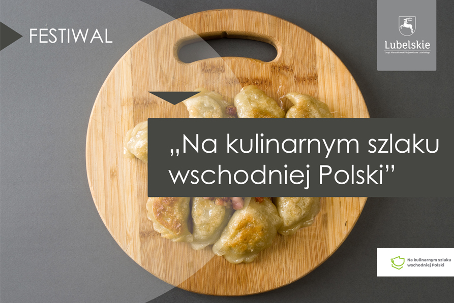 Szare tło, na drewnianej desce leżą usmazone pierogi. pośrodku szara ramka z białym napisem na kulinarnym szlaku wschodniej Polski". W górnym prawym rogu herb województwa Lubelskiego, w dolnym prawym rogu logo festiwalu.