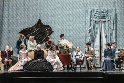 scena ze spektaklu. grupa ludzi w strojach z epoki