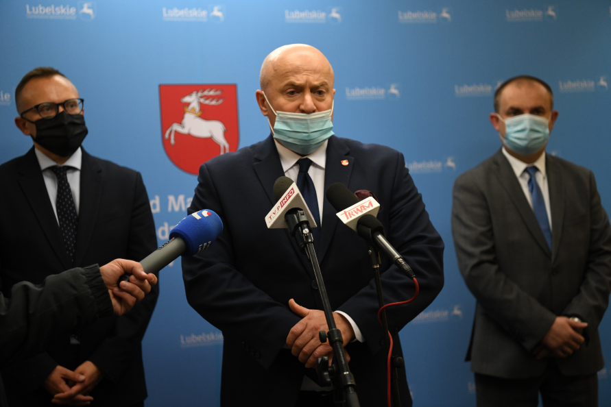 Konferencja dotycząca Polskiego Ładu i projektów realizowanych przez Samorząd Województwa Lubelskiego. Na pierwszym planie Marszałek Jarosław Stawiarski, w tle Minister Artur Soboń i Dyrektor ZDW w Lublinie Paweł Szumera