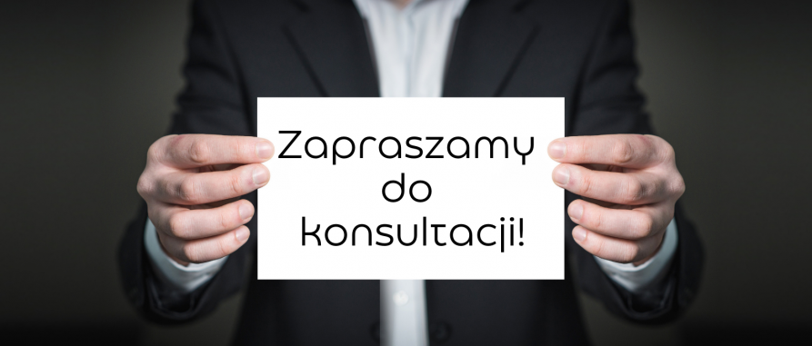 Na zdjęciu widać fragment torsu człowieka w marynarce, który trzyma przed sobą kartkę z napisem "Zapraszamy do konsultacji!"