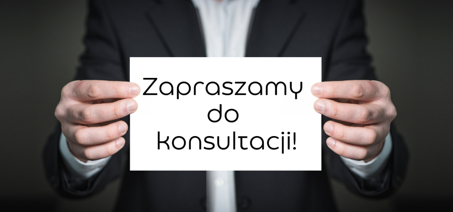 Na zdjęciu widać fragment torsu człowieka w marynarce, który trzyma przed sobą kartkę z napisem "Zapraszamy do konsultacji!"
