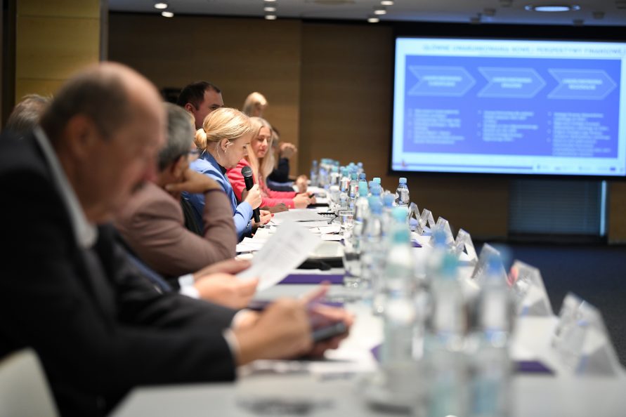 Pan Paweł Dąbrowski - przedstawiciel strony samorządowej WRDS WL wraz z gośćmi podczas posiedzenia plenarnego WRDS WL w dniu 28 września 2021 r.