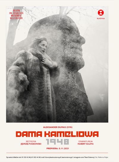 Ilustracja przedstawiająca kobietę w futrze na tle pomnika z epoki socrealizmu