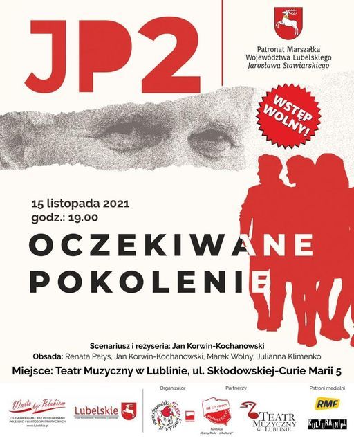 Plakat teatralny przedstawiający w centralnym punkcie grupę ludzi oraz napis Oczekiwane Pokolenie. Pod spodem znajdują się informacje o reżyserze i obsadzie oraz miejscu i terminie spektaklu. Na samym dole plakatu znajdują się logotypy organizatorów, partnerów i patronów wydarzenia.