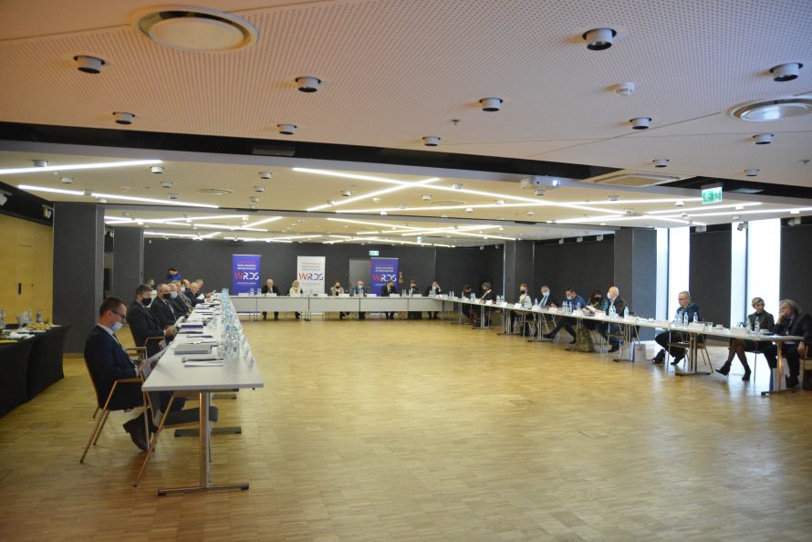 Na zdjęciu widać siedzących 16 członków WRDS WL oraz 10 zaproszonych gości na posiedzeniu plenarnym WRDS WL. pozostałe osoby nadzorują przebieg spotkania. Spotkanie odbywa się w formule hybrydowej.