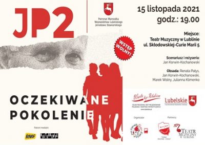 Plakat teatralny przedstawiający w centralnym punkcie grupę ludzi oraz napis Oczekiwane Pokolenie. Pod spodem znajdują się informacje o reżyserze i obsadzie oraz miejscu i terminie spektaklu. Na samym dole plakatu znajdują się logotypy organizatorów, partnerów i patronów wydarzenia.