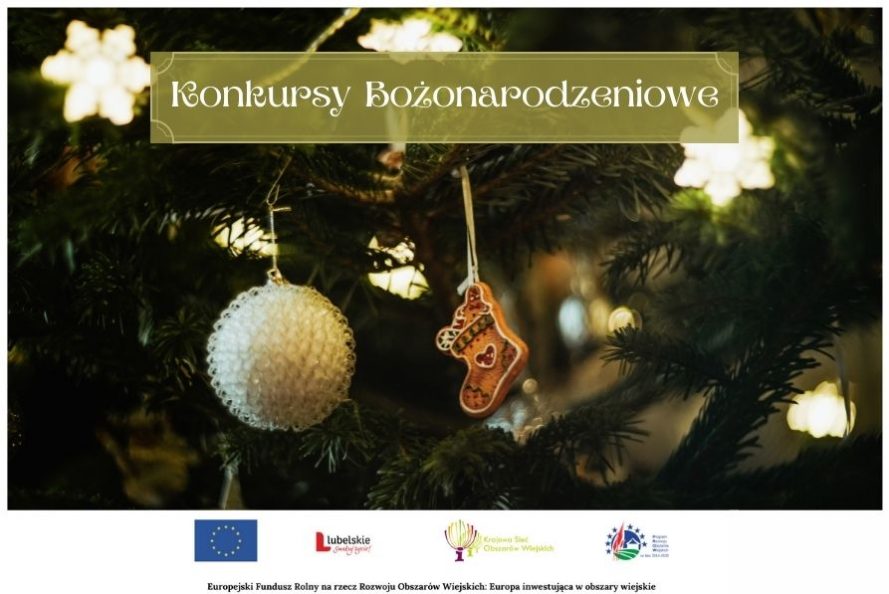 Zdjęcie gałązek choinki ze światełkami w kształcie gwiazdek, na jednej gałązce wisi biała bombka oraz bucik z piernika. W górnej części zdjęcia widoczny napis Konkursy bożonarodzeniowe, w dolnej logotypy: Flaga Unii Europejskiej, Lubelskie Smakuj Życie, Krajowej Sieci Obszarów Wiejskich oraz Programu Rozwoju Obszarów Wiejskich na lata 2014-2020. Pod logotypami napis Europejski Fundusz Rolny na rzecz Rozwoju Obszarów Wiejskich: Europa inwestująca w obszary wiejskie.