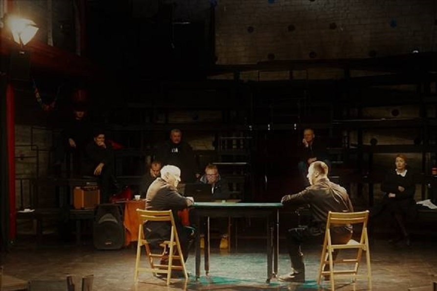 dwóch mężczyzn siedzących przy stole