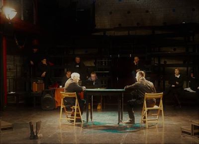 dwóch mężczyzn siedzących przy stole