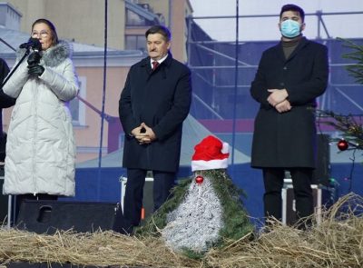 Na scenie pani Europoseł Beata mazurek, Członek Zarządu Pan Zdzisław Szwed oraz Prezydent miasta Chełm Pan Jakub Banaszek podczas otwarcia Jarmarku Bożonarodzeniowego