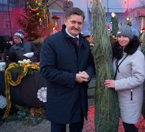 Członek Zarządu Pan Zdzisław Szwed wręczający choinkę 