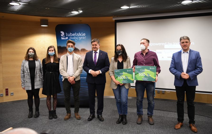 Zdjecie przedstawia grupę osób, kobiet i mężczyzn, którzy są laureatami konkursu. Stoją w towarzystwie Członka Zarządu Zdzisława Szweda.