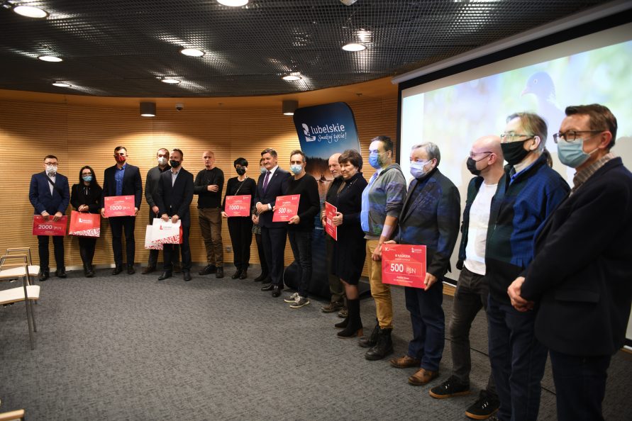 Zdjęcie przedstawia grupę osób głównie mężczyzn w różnym wieku, którzy są laureatami konkursu. Stoją w sali konferencyjnej ustawieni do zdjęcia.