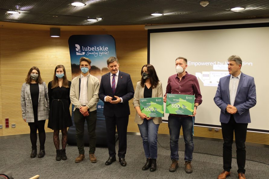 Zdjecie przedstawia grupę osób, kobiet i mężczyzn, którzy są laureatami konkursu. Stoją w towarzystwie Członka Zarządu Zdzisława Szweda.