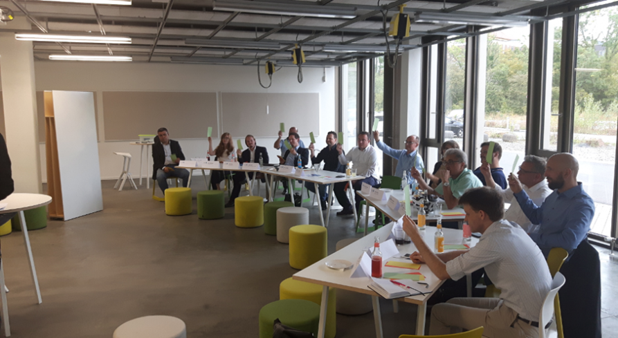 widok na sale konferencyjna z uczestnikami