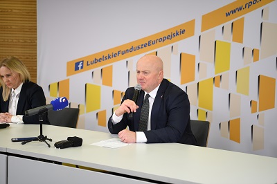 Zdjęcie przedstawia dwie osoby siedzące przy stole. Na pierwszym planie widoczny jest marszałek województwa Jarosław Stawiarski a obok niego na dalszym planie siedzi Dyrektor Departamentu RPO Anna Brzyska