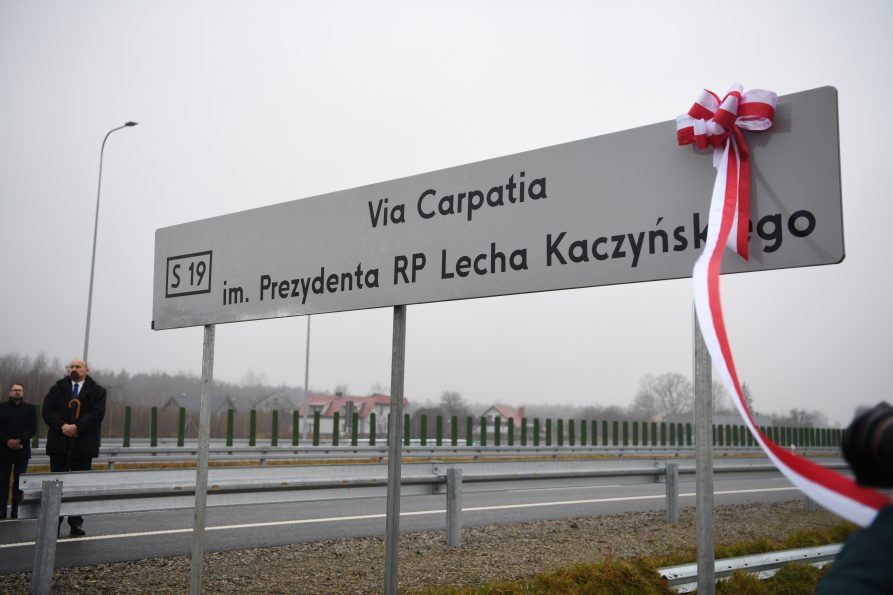 Zdjęcie przedstawiające odcinek wybudowanej drogi z drogowym znakiem informacyjnym z napisem Via Carpatia im Prezydenta RP Lecha Kaczyńskiego