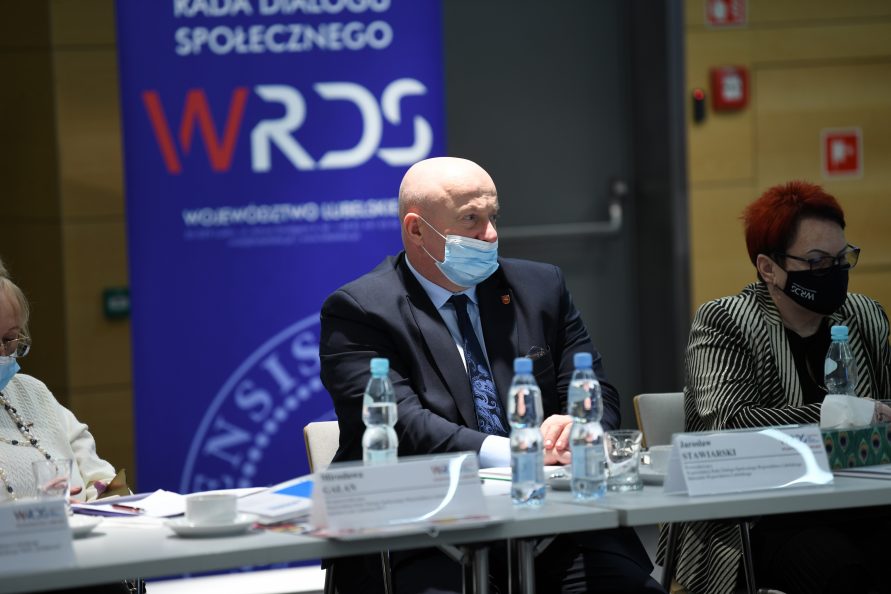 Na zdjęciu widać salę konferencyjną i stół przy którym siedzi marszałek Województwa Lubelskiego Jarosław Stawiarski.