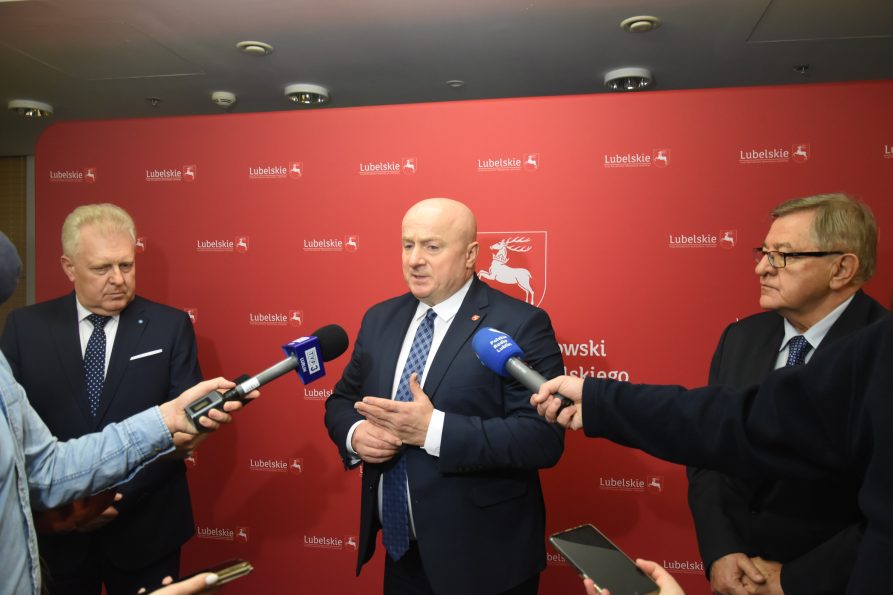 Zdjęcie przedstawia trzech mężczyzn udzielających wywiadu. Od lewej strony stoi Dyrektor Szpitala Specjalistycznego w Lublinie Piotr Matej, nastepnie Marszałek Województwa Lubelskiego Jarosław Stawiarski oraz Andrzej Szczepanowski lubelski chirurg