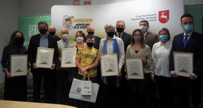 Zdjęcie grupowe laureatów i organizatorów konkursu