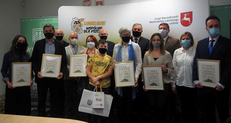 Zdjęcie grupowe laureatów i organizatorów konkursu