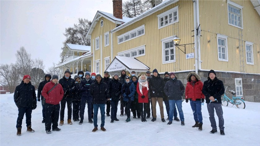 Zdjęcie na którym widnieje grupa ludzi uczestnikow spotkania na tle budynku jednej z dobrych praktyk Bio Kymppi - biogazownia