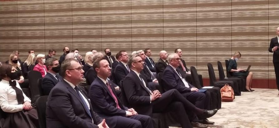 Zdjęcie przedstawiające salę wykładowa wypełniona siedzącymi osobami