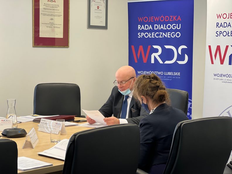 Na zdjęciu widać kobietą która siedzi tyłem do zdjęcia oraz męzczyznę siedzącego razem z nią przy tym samym stole, oboje są uczestnikami posiedzenia WRDS WL