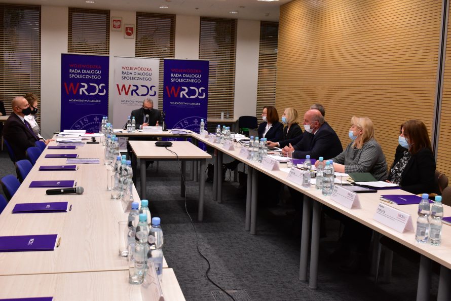 Na zdjęciu widać przebieg hybrydowego posiedzenia Stałego Zespołu Roboczego ds. Polityki Społecznej i Ochrony Zdrowia WRDS WL