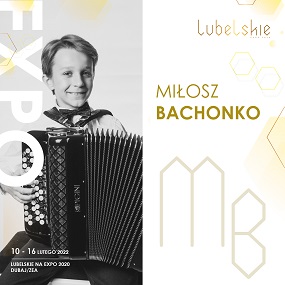 Zdjęcie przedstawiające chłopca, który siedzi na krzesle i trzyma akordeon, w tle napis Miłosz Bachonko