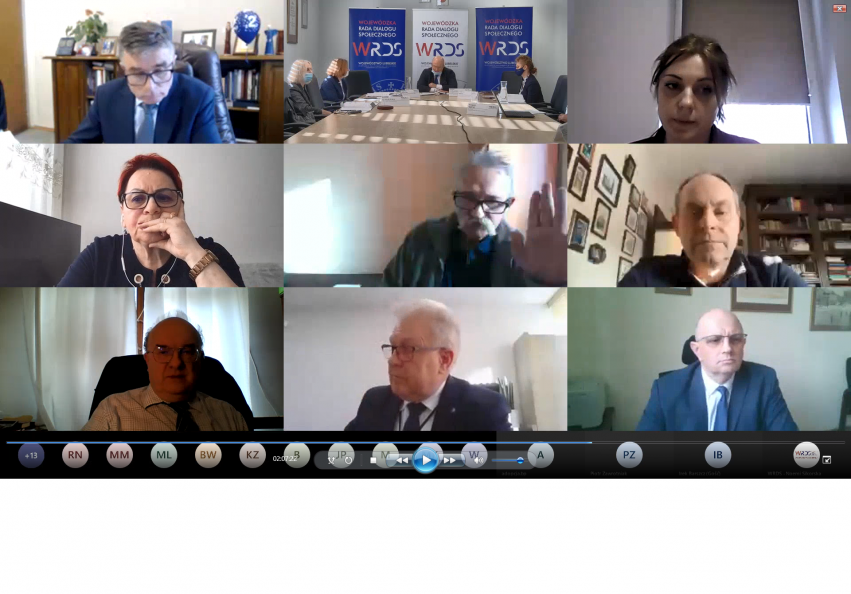Zdjęcie przedstawia screen z posiedzenia zdalnego, widać na nim ekran monitora podzielony na kilka częsci i w każdej z nich widok z kamerki każdego uczestnika posiedzenia. Widać zdjęcia kilku kobiet i mężczyzn