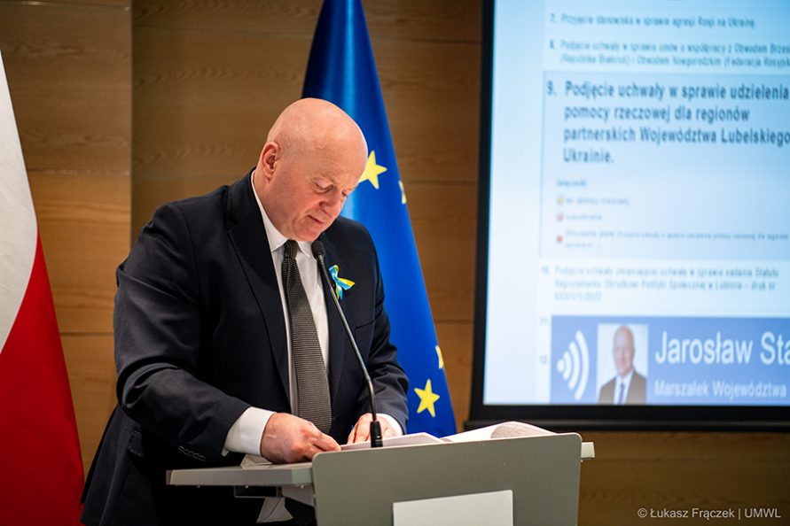 Marszałek Jarosław Stawiarski przy mównicy