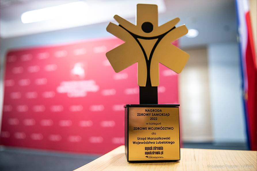 Na zdjęciu znajduje się statuetka która została przekazana jako nagroda w konkursie zdrowy samorząd