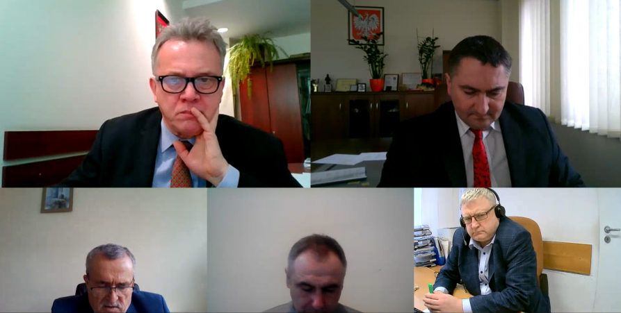 Zdjęcie przedstawia okienka aplikacji internetowej podczas spotkania zespołu, w każdym oknienku widać połączoną inną osobę