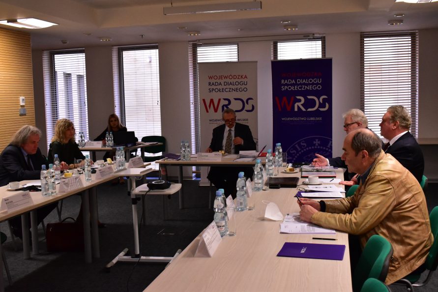 Na zdjęciu widoczny jest przebieg hybrydowego posiedzenia Stałego Zespołu Roboczego ds. Polityki Społecznej i Ochrony Zdrowia WRDS WL