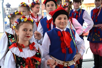 Dwoje dzieci w strojach ludowych